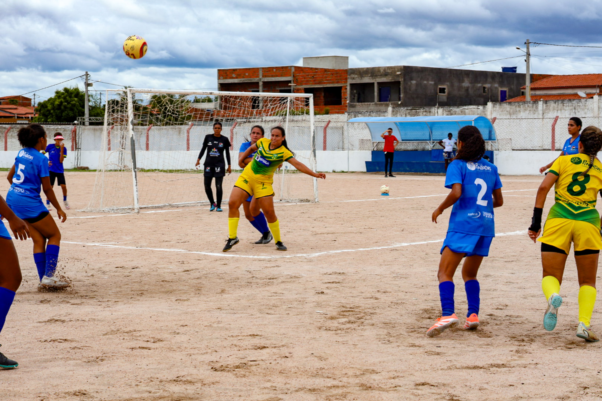 Mulheres disputam uma partida de futebol