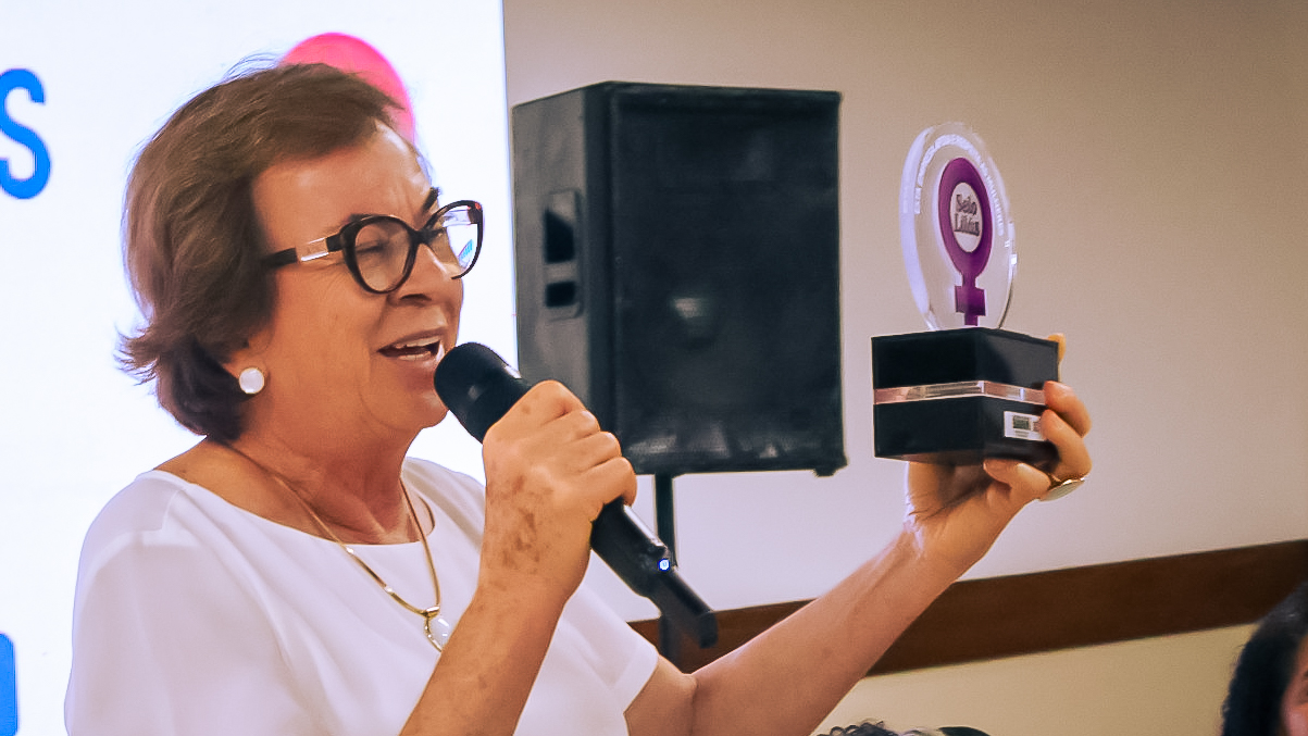 Neusa Cadore apresenta o troféu do Selo Lilás